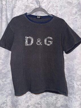 D&G Men's Black Short-Sleeve Logo Tee with Subtle Pinstripes